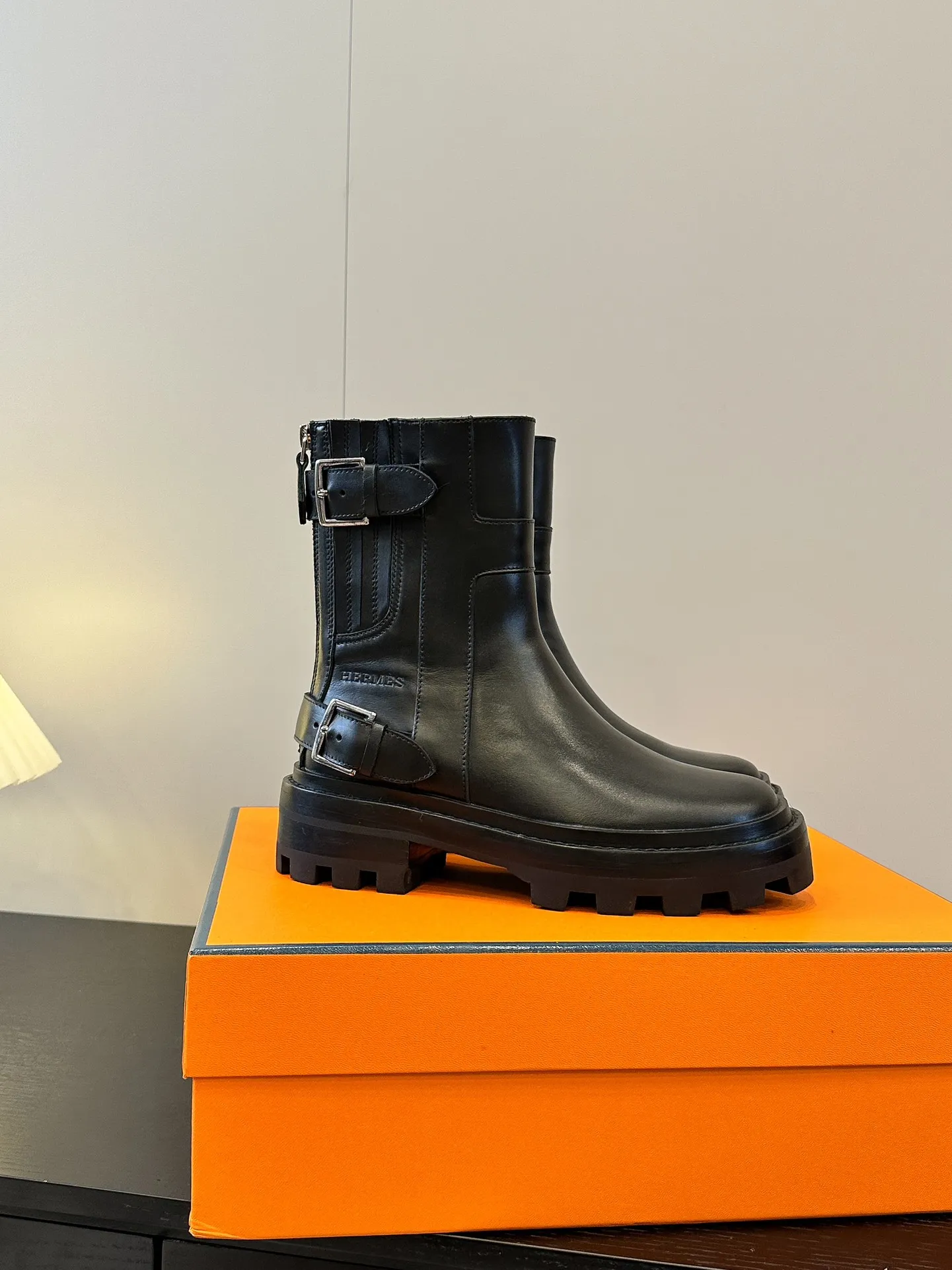 👟👟Ex-factory price 640👟👟 Top version H family 2024 autumn and winter new HERMES classic boots 🇨🇳 Naturally have unique craftsmanship and quality. The leather of this boot is all imported and customized, and the inner material is also imported custom cowhide 🗯️Easy to wear and comfortable, a must-have autumn and winter style that looks good with everything, and the style lasts no matter how you wear it ♥️ Upper: first-layer cowhide Lining: Sheepskin lining Outsole: Rubber bottom Size: Female 35-39 (40 non-returnable and non-exchangeable)